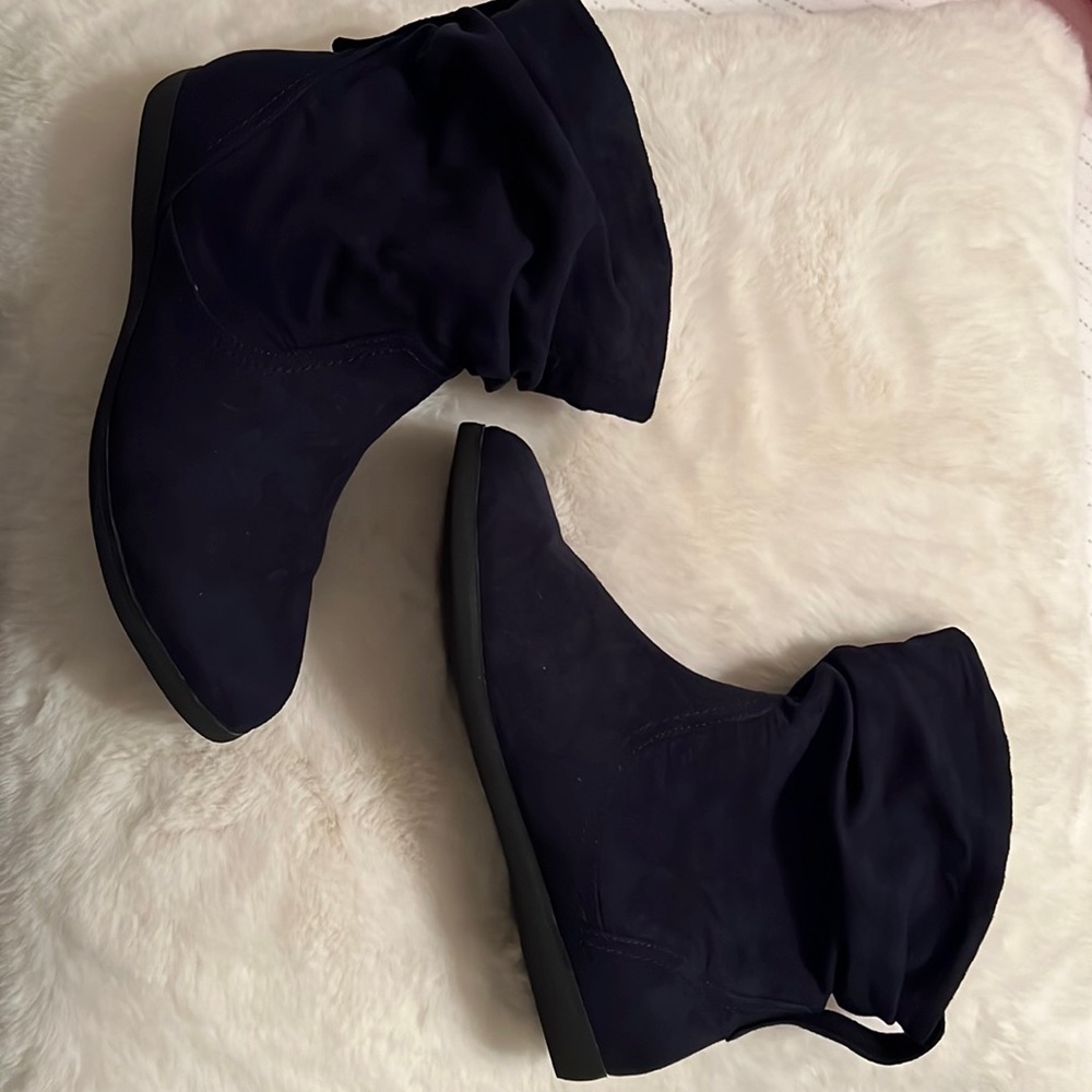 NWOT: SO Navy Blue ankle slouch flat booties. Size 6.5M